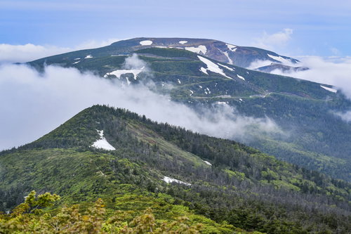 雲を纏う蔵王連峰の登山道から眺める重なり合う山々の景色