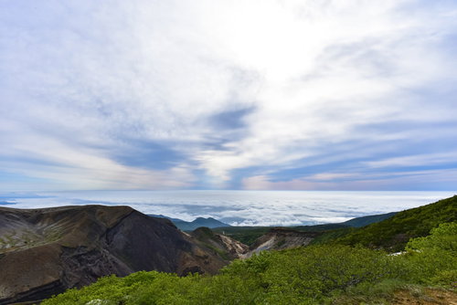 雲海と上層雲に挟まれた蔵王連峰の山々