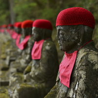 鳴虫山の登山道に並ぶ化地蔵の写真