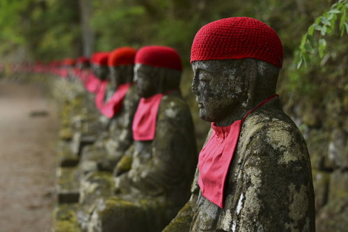 鳴虫山の登山道に並ぶ化地蔵