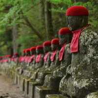 憾満ケ淵付近の登山道に並ぶ化地蔵と緑の自然の写真