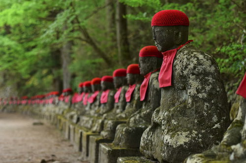 憾満ケ淵付近の登山道に並ぶ化地蔵と緑の自然