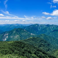 浅草岳から見る風景と守門岳の稜線の写真