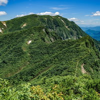 浅草岳の稜線から見た越後山脈の山々と登山風景の写真