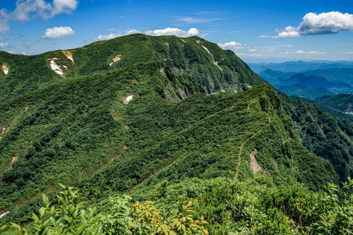 浅草岳の稜線から見た越後山脈の山々と登山風景