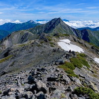 南アルプスの北岳へと続く稜線登山道を歩むの写真