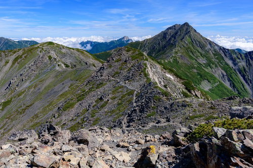 南アルプスの稜線と富士山の遠望