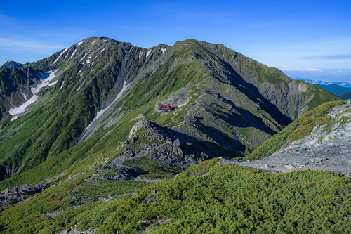 南アルプスの稜線に広がる夜のテント場