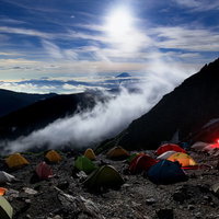 富士山を望む北岳肩の小屋のテント場で雲海越しに見える景色の写真
