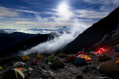 富士山を望む北岳肩の小屋のテント場で雲海越しに見える景色