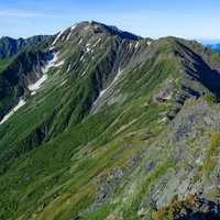 標高日本二位の北岳から見る三位の間ノ岳への稜線の写真
