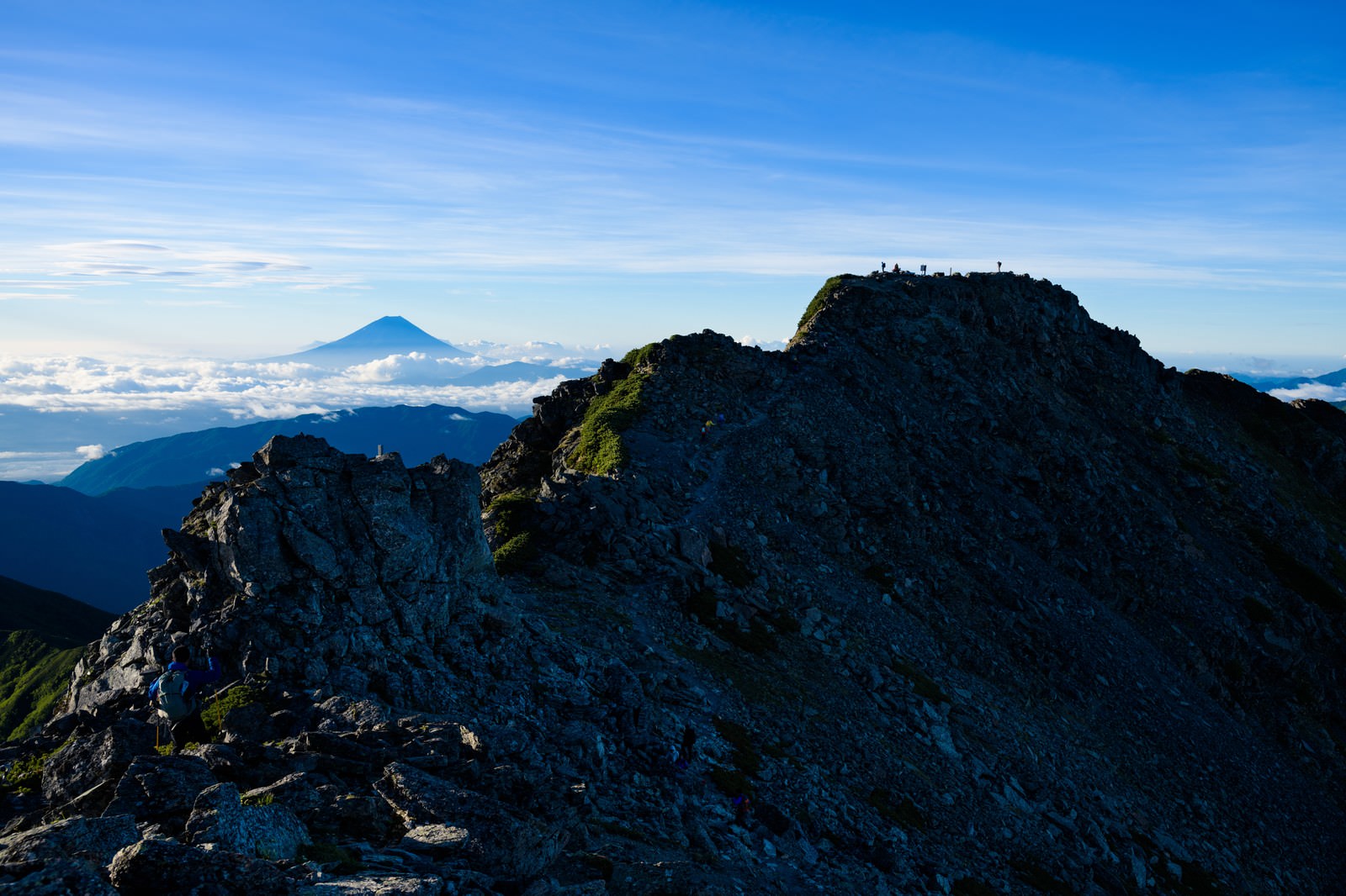 夕暮れ時に撮影された富士山と北岳の山岳風景