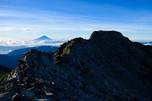 日本最高峰の富士山と二位の北岳がシルエットで並ぶ夕暮れの山岳景観