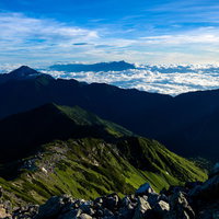 雲海に包まれる南アルプスの山頂からの眺望の写真