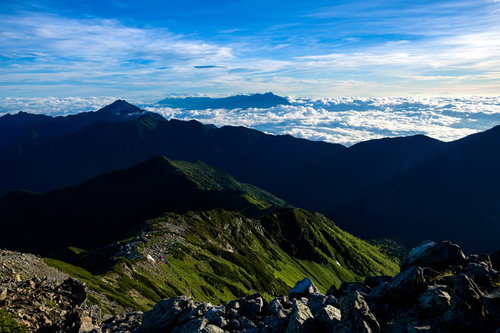 雲海に包まれる南アルプスの山頂からの眺望
