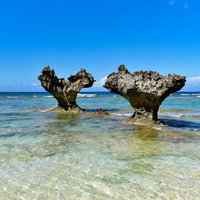 沖縄県恋島の名所ハートロック、透明度高い海と岩礁が織りなす絶景の写真