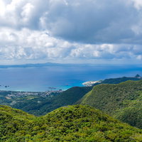 嘉津宇岳からみる名護の青い海と緑の山々（沖縄県）の写真