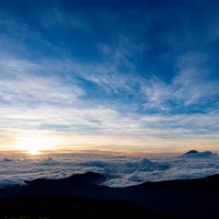 千枚岳から見る富士山と朝日、雲海越しの日の出の写真