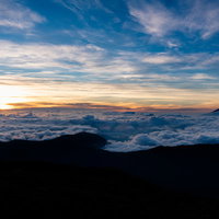 千枚岳から望む朝焼けと富士山のシルエットの写真