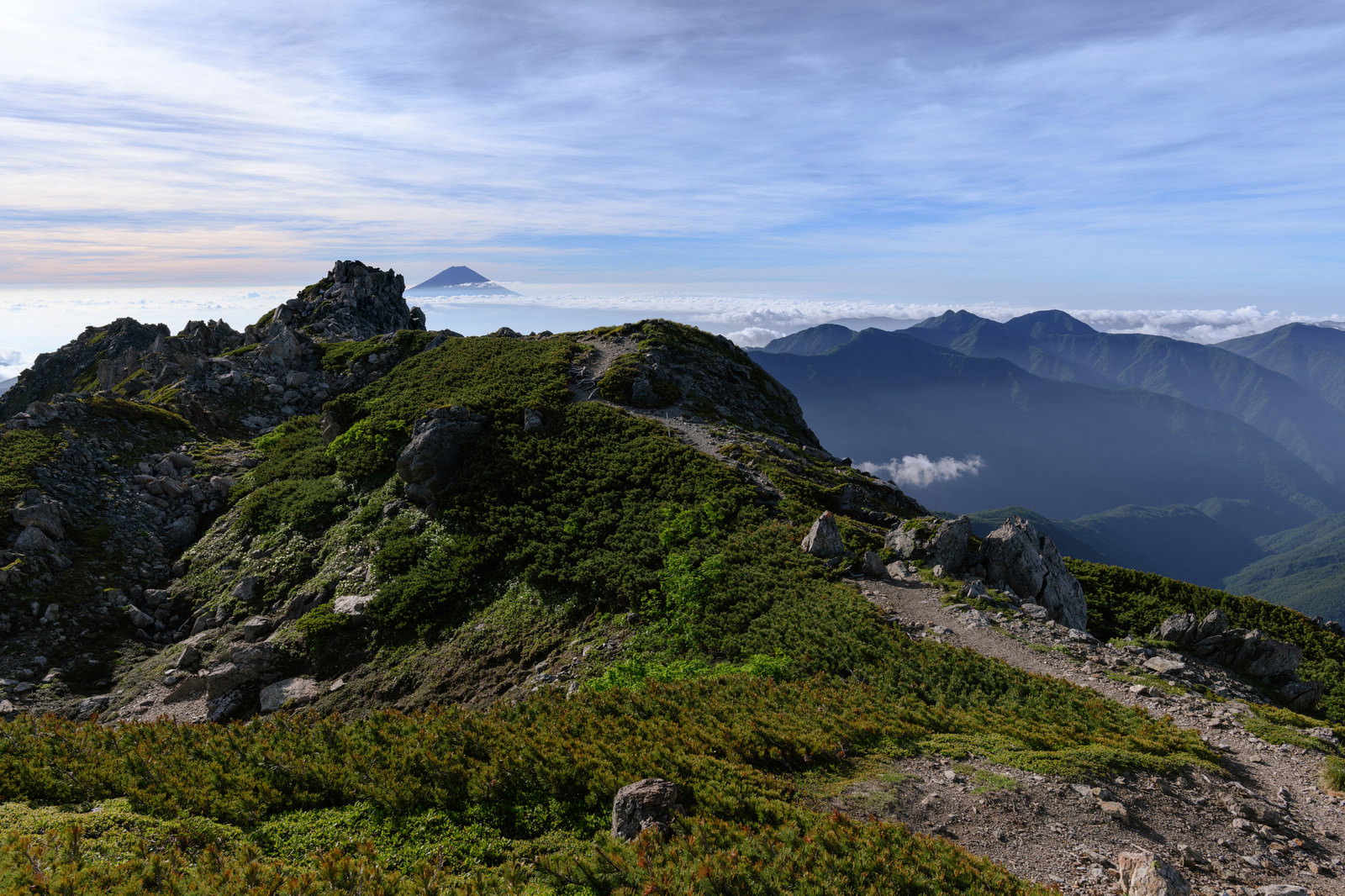 富士山を望む南アルプスの稜線と緑豊かな山々の風景