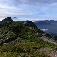 富士山を望む南アルプスの稜線と登山道の風景の写真