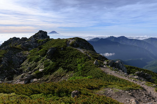 富士山を望む南アルプスの稜線と登山道の風景