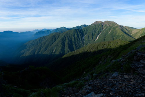 朝日を浴びて輝く南アルプスの赤石岳と連なる山々