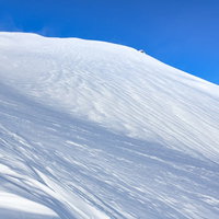 まっさらな雪に覆われた谷川岳の冬の山頂（三国山脈）の写真