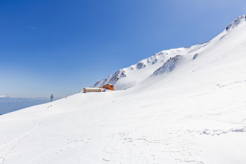 冬の千畳敷ホテル、積雪の木曽駒ヶ岳に建つ山小屋