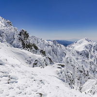 冬の中央アルプス、宝剣岳の雪山風景 青空に映える積雪の岩峰の写真
