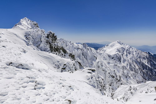 冬の中央アルプス、宝剣岳の雪山風景 青空に映える積雪の岩峰
