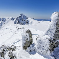 木曽駒ヶ岳宝剣岳の霧氷と青空、冬山の岩峰の写真