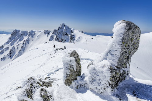 木曽駒ヶ岳宝剣岳の霧氷と青空、冬山の岩峰