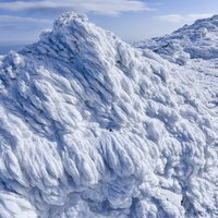 安達太良山の山頂に形成された大量のエビの尻尾樹氷の写真