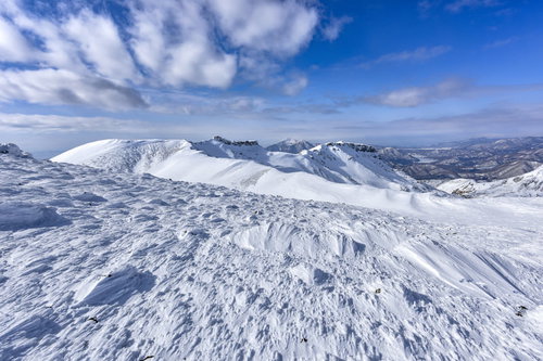 冬の安達太良山外輪の雪景色と青空