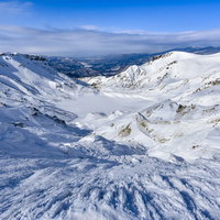 雪化粧した爆裂火口の冬山風景（安達太良山）の写真