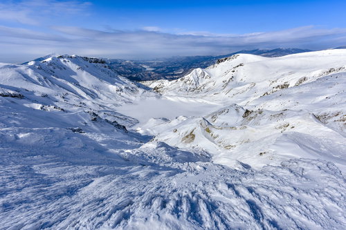 雪化粧した爆裂火口の冬山風景（安達太良山）
