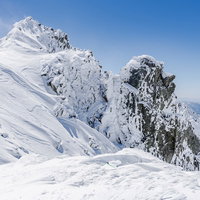 厳冬の岩峰、雪に覆われた木曽山脈・宝剣岳の絶景の写真