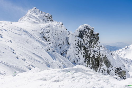 厳冬の岩峰、雪に覆われた木曽山脈・宝剣岳の絶景