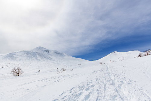 巨大なハロと乗鞍岳に残る足跡