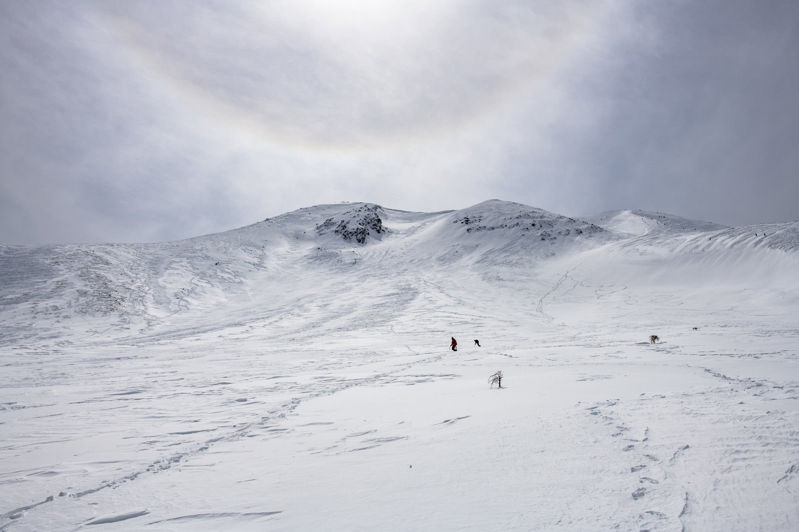 雪山で発生した巨大な日暈と複数の登山者が写る冬景色