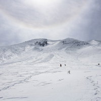 乗鞍岳の雪山で登山者に迫る巨大な日暈（ハロ）の写真