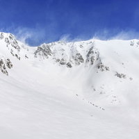 強風で雪が舞う千畳敷カール（中央アルプス）の冬山風景の写真