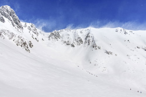 強風で雪が舞う千畳敷カール（中央アルプス）の冬山風景