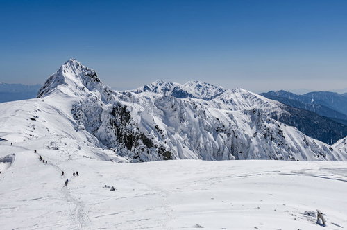登山者で賑わう冬の木曽駒ヶ岳の雪山風景（標高2,956m）