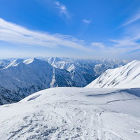 冬の茂倉岳稜線と谷川主脈の雪山風景の写真