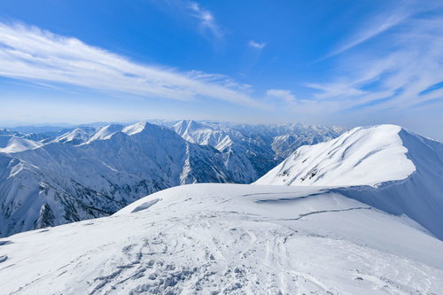 冬の茂倉岳稜線と谷川主脈の雪山風景