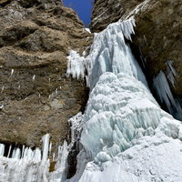 下から見上げた雲竜瀑の巨大な氷瀑とつららの写真