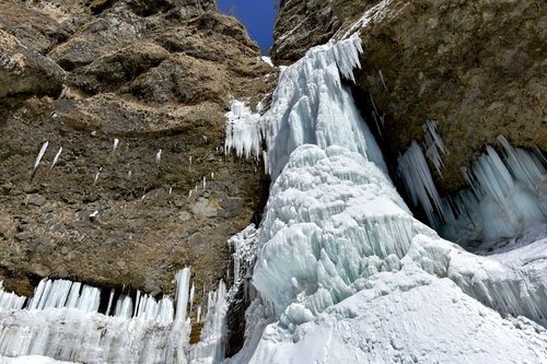 下から見上げた雲竜瀑の巨大な氷瀑とつらら
