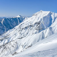 冬の谷川岳登山道から見る雪に覆われた山々の景色の写真